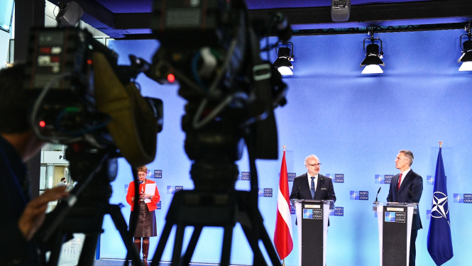 Egils Levits un Jenss Stoltenbergs preses konferencē NATO ēkā Briselē