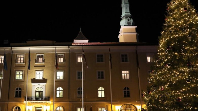 Valsts prezidents kopā ar kuplām Latvijas ģimenēm pie Rīgas pils iededz Ziemassvētku egli