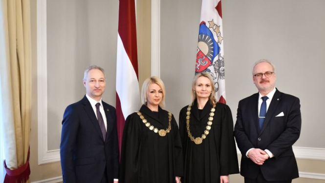Valsts prezidentam Egilam Levitam tiesneša zvērestu dod tiesneses Kristiāna Grosfogele un Aija Briede