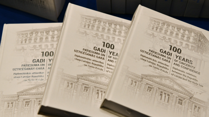 Rakstu un dokumentu krājums “100 gadi patiesuma un uzticēšanās garā. Diplomātiskās attiecības starp Latvijas Republiku un Svēto Krēslu”