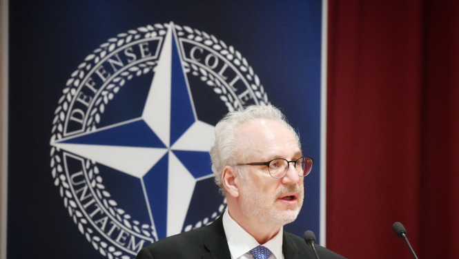 Valsts prezidents Egils Levits lasa lekciju NATO Aizsardzības koledžā Romā
