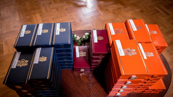 valsts apbalvojumu kastītes uz galda