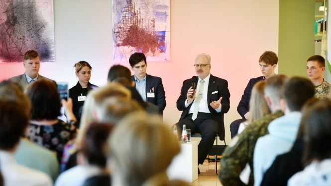 Valsts prezidents un jaunieši diskutē