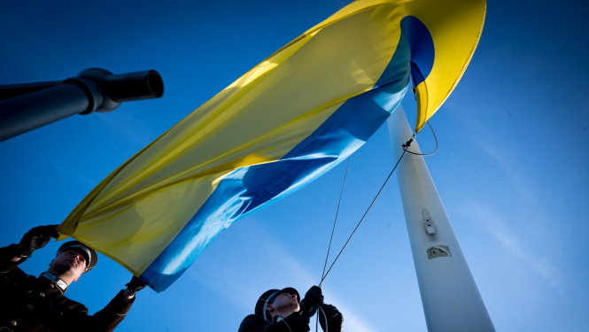 Svētā Gara tornī tiek uzvilkts Ukrainas karogs