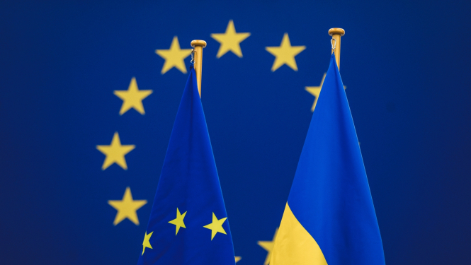 ES un Ukrainas karogi