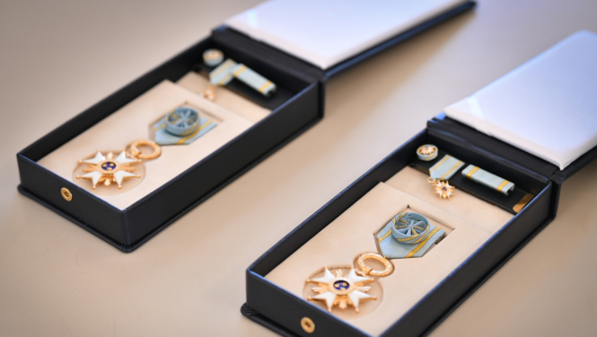 Triju Zvaigžņu ordeņi divās atvērtās kastītēs