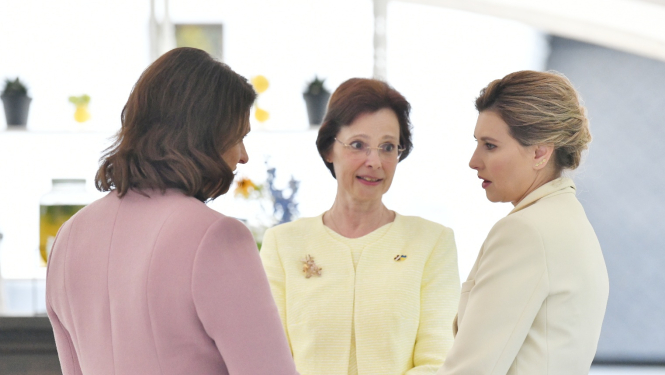 Lietuvas prezidenta kundze stāv ar muguru pret kameru, Andra Levite, Olena Zelenska