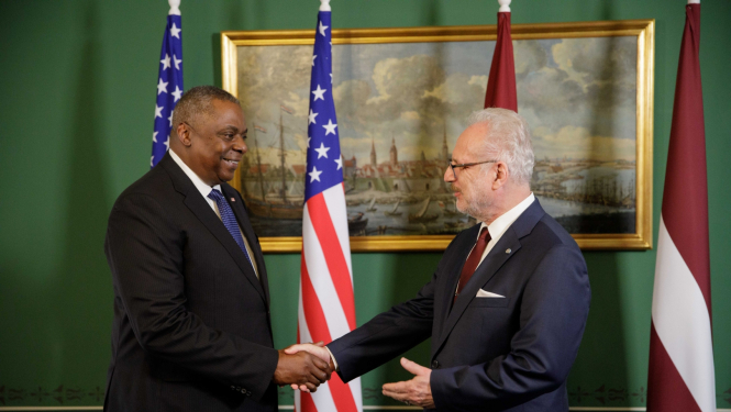 ASV aizsardzības sekretārs un Valsts prezidents sarokojas