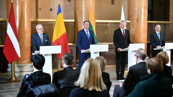 No kreisās pie uzrunu pultīm: Egils Levits, Klauss Verners Johanniss, Gitans Nausēda, Andžejs Duda