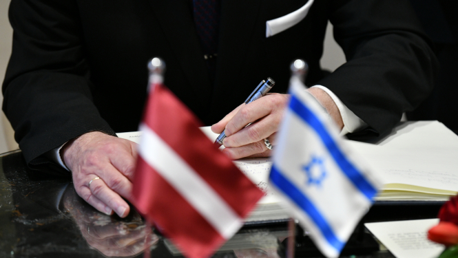 Latvijas un Izraēlas karogi