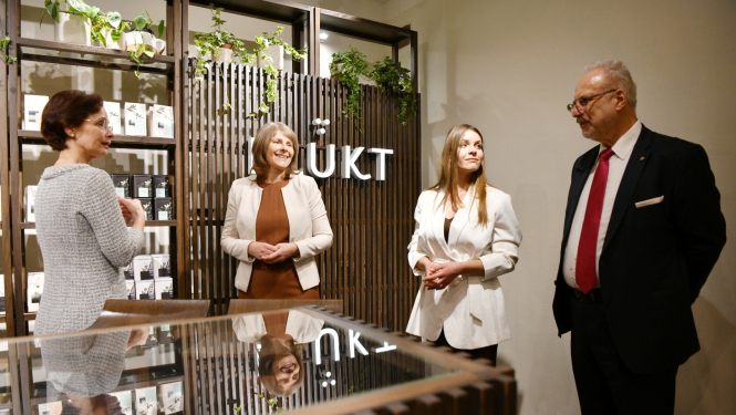 10.01.2023. Valsts prezidents Egils Levits un Andra Levite apmeklē Madonas novadu. Bioloģiskās tējas ražotāja SIA "Plūkt" apmeklējums. Foto: Ilmārs Znotiņš, VPK.