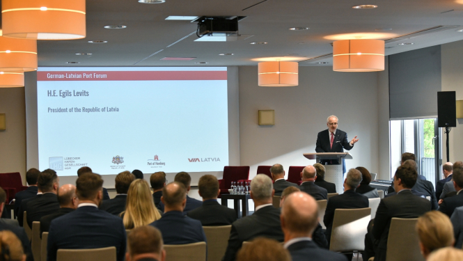 Egils Levits sniedz uzrunu skatītājiem zālē