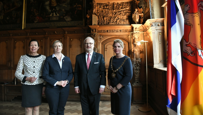 kopbilde ar Līneburgas mēri Klaudiju Kališu un citiem tikšanās dalībniekiem