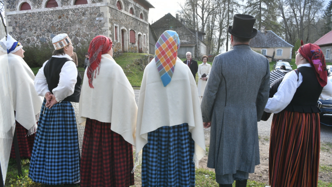 Valsts prezidents Egils Levits un Andra Levite apmeklē Alūksnes novadu. Pie Jaunlaicenes muižas. 