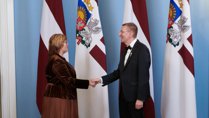 Edgars Rinkēvičs sarokojas ar inaugurācijas sarīkojuma viesiem