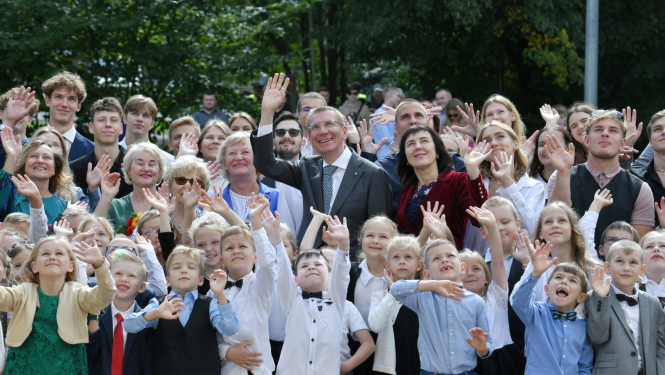 Valsts prezidents starp daudz skolēniem māj ar roku