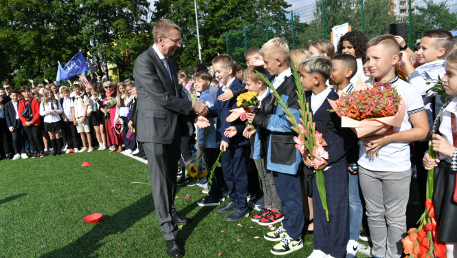 Edgars Rinkēvičs sarokojas ar skolēniem Zinību dienā