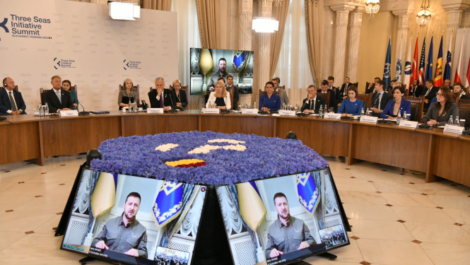 Valstu vadītāji sēž ap galdu