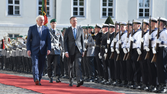 Franks Valters Šteinmeiers un Edgars Rinkēvičs iet gar godasardzi