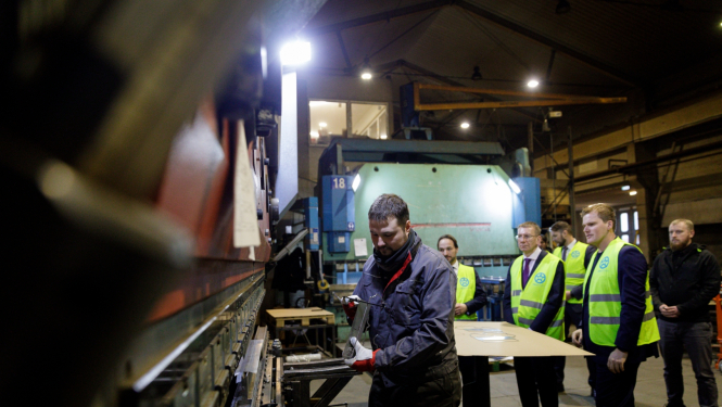 Valsts prezidents apskata tehnikas kokmateriālu transportēšanas uzņēmumu SIA “Metsatek”