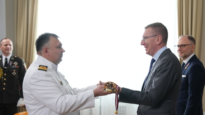 4. novembrī Rīgas pilī Valsts prezidents Edgars Rinkēvičs piešķīra flotiles admirāļa dienesta pakāpi Nacionālo bruņoto spēku Jūras spēku komandierim Mārim Polencam. 