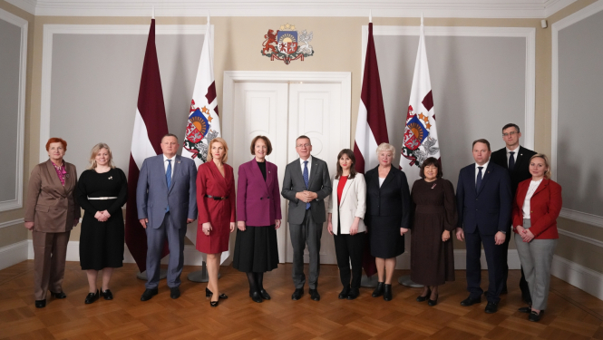 06.11.2024. Valsts prezidenta Edgara Rinkēviča foto kopā ar Saeimas Cilvēktiesību un sabiedrisko lietu komisijas Latgales apakškomisijas deputātiem un viedās administrācijas un reģionālās attīstības ministri Ingu Bērziņu