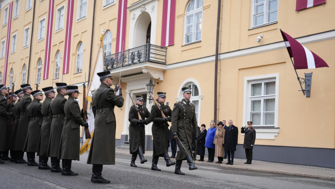 11.11.2024. Valsts prezidenta Edgara Rinkēviča dalība Nacionālo bruņoto spēku svinīgajā godasardzes maiņas ceremonijā pie Rīgas pils