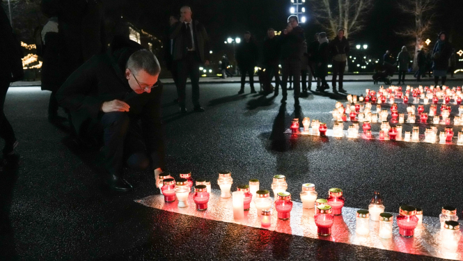30.11.2024. Valsts prezidents Edgars Rinkēvičs, pieminot Rumbulas mežā noslepkavotos ebrejus, noliek svecīti pie Brīvības pieminekļa