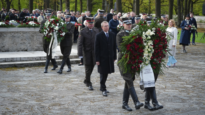 08.05.2025. Dalība vainagu nolikšanā