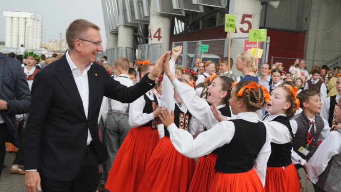 Valsts prezidents apmeklē tautas deju lielkoncertu “Es atvēru Laimas dārzu” 