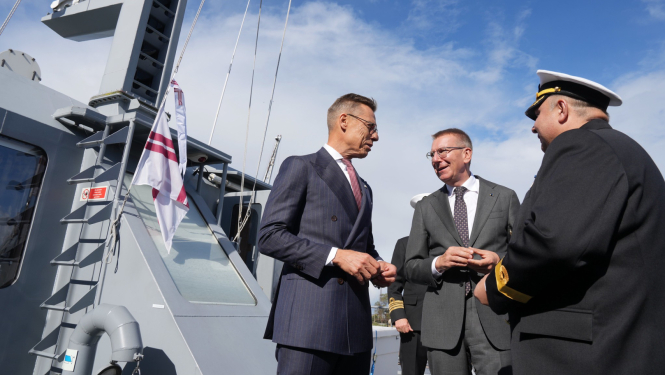 Latvijas un Somijas prezidenti sarunājas ar Jūras spēku komandieri