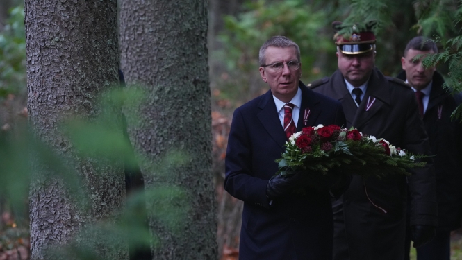 Valsts prezidents Edgars Rinkēvičs godina Lāčplēša Kara ordeņa kavaliera Roberta Lāča piemiņu