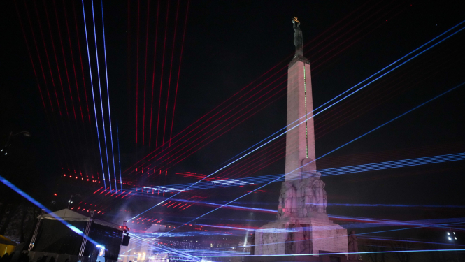 Brīvības piemineklis lāzeru šovā 18. novembrī
