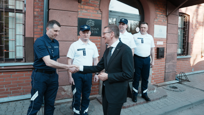 Valsts prezidents apmeklē Valsts policijas Vidzemes reğiona pārvaldes Rietumvidzemes iecirkni Valmierā