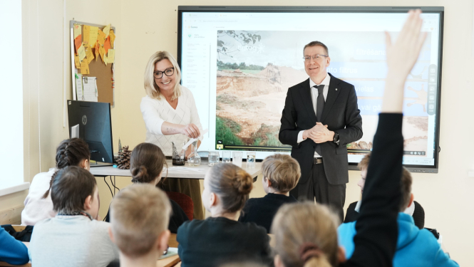 Valsts prezidents Edgars Rinkēvičs apmeklē Smiltenes vidusskolu