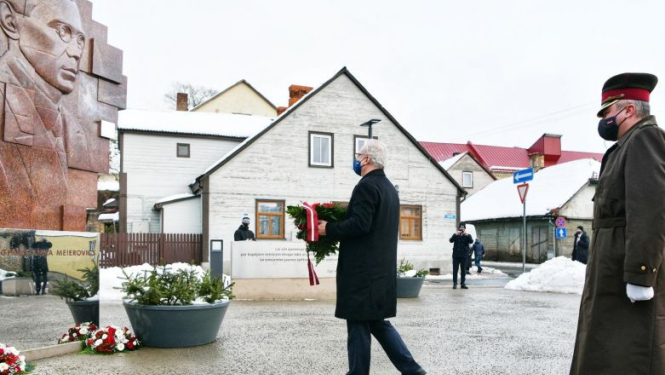Valsts prezidents Egils Levits un Ingrīda Meierovica kundze noliek ziedus pie Zigfrīda Annas Meierovica pieminekļa Tukuma vecpilsētā