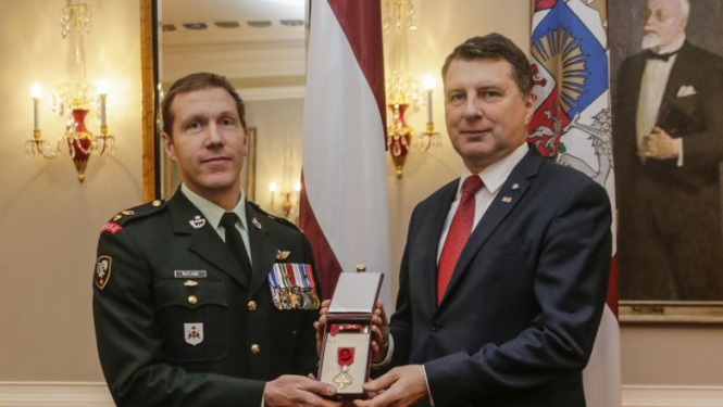 Valsts prezidents pasniedz augstāko valsts apbalvojumu NATO paplašinātās klātbūtnes kaujas grupas Latvijā komandierim Veidam Ratlendam