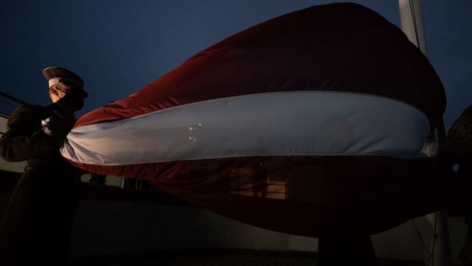 Valsts prezidenta Egila Levita apsveikums svētkos, paceļot Latvijas karogu Rīgas pils Svētā Gara tornī