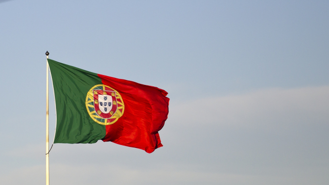 Plīvojošs Portugāles karogs