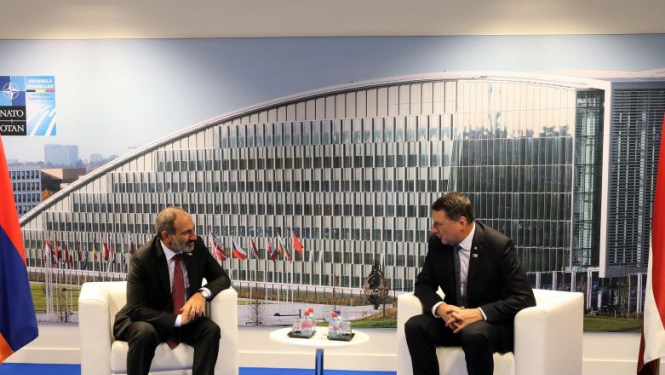 Valsts prezidents Raimonds Vējonis NATO samita laikā tiekas ar Armēnijas premjerministru Nikolu Pašinjanu