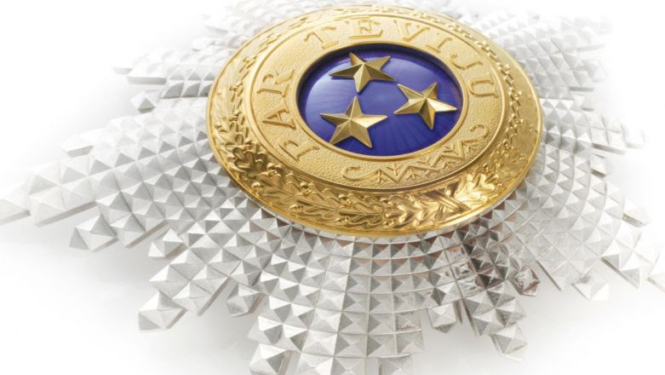 Valsts prezidents Rīgas pilī pasniedz augstākos valsts apbalvojumus