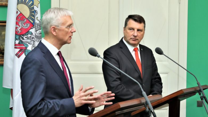 Valsts prezidents Raimonds Vējonis ar Ministru prezidentu Krišjāni Kariņu pārrunā valdības darba aktualitātes