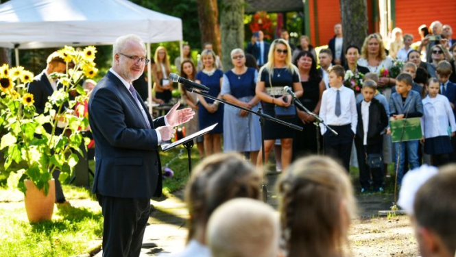 Valsts prezidenta Egila Levita uzruna Zinību dienā Vaivaru pamatskolā