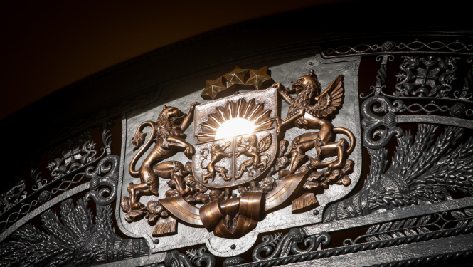Ģerbonis virs Cīruļa vārtiem Rīgas pilī