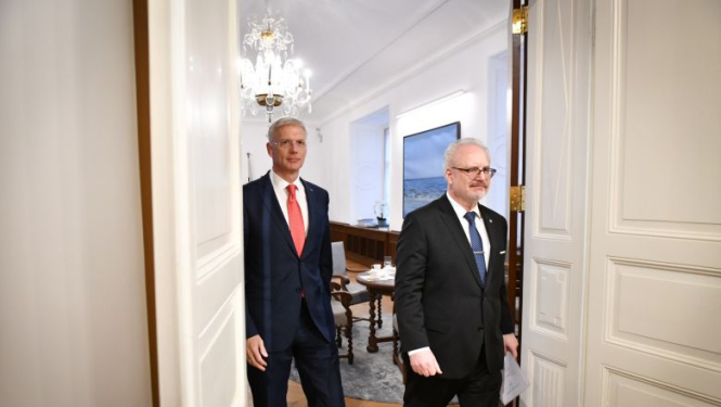 Levits un Kariņš pārrunā valdības plānoto atbalsta mehānismu mediķiem