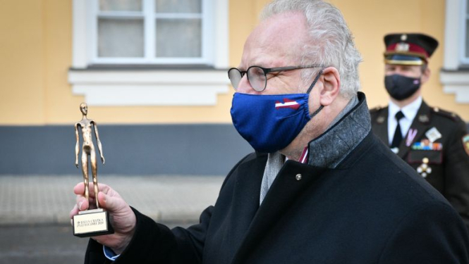 Konkursā “Cilvēka izaugsmei” specbalvu “Par pašaizliedzīgu darbu Covid-19 negatīvo seku novēršanā” saņem brīvprātīgo kustība #paliecmājās