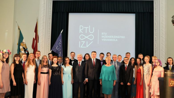 Valsts prezidents sveic pirmos RTU Inženierzinātņu vidusskolas absolventus
