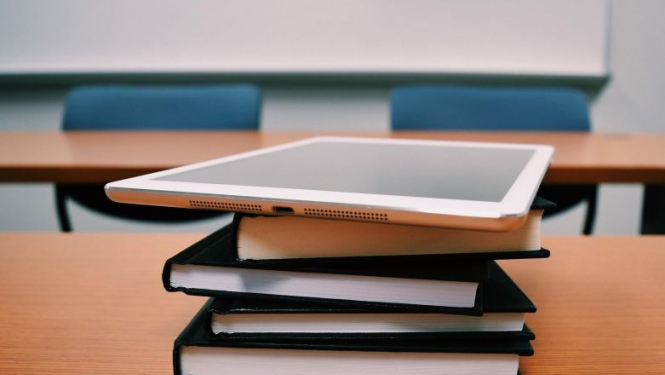 Valsts prezidents izsludina likumu grozījumus pārejai uz mācībām vidusskolā tikai latviešu valodā