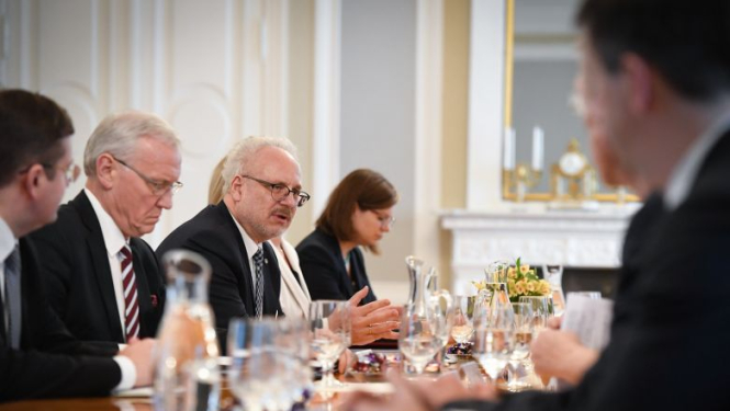 Valsts prezidents ar Saeimas komisiju vadītājiem runā par likumdošanas procesa un likumu uzlabošanu