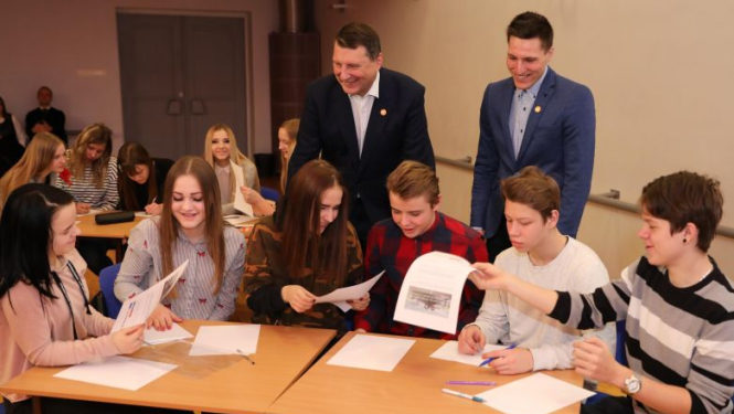 Valsts prezidents Priekuļu vidusskolā māca skolēnus, kā atpazīt patiesas ziņas no viltus ziņām
